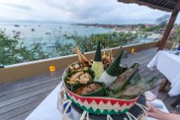 Auf Bestellung gibt es für das Abendessen ein Balinese Dinner. In Bananenblättern gekochte Pilze, Hühnchen in Soße, Fisch, sehr reichhaltig und lecker.